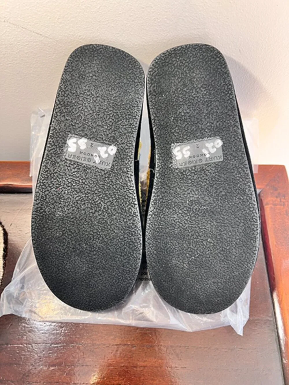Kurt Geiger [Kids] London Kensington Slippers.